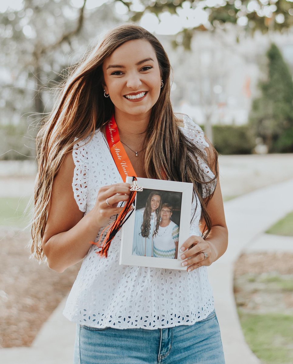 kimgalvan's tweet photo. Congratulations, Bella!! #okstate22 #thankyoujesus https://t.co/tgqlNtphXy