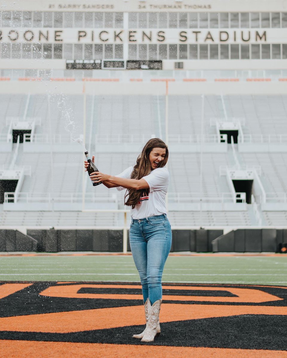 kimgalvan's tweet photo. Congratulations, Bella!! #okstate22 #thankyoujesus https://t.co/tgqlNtphXy