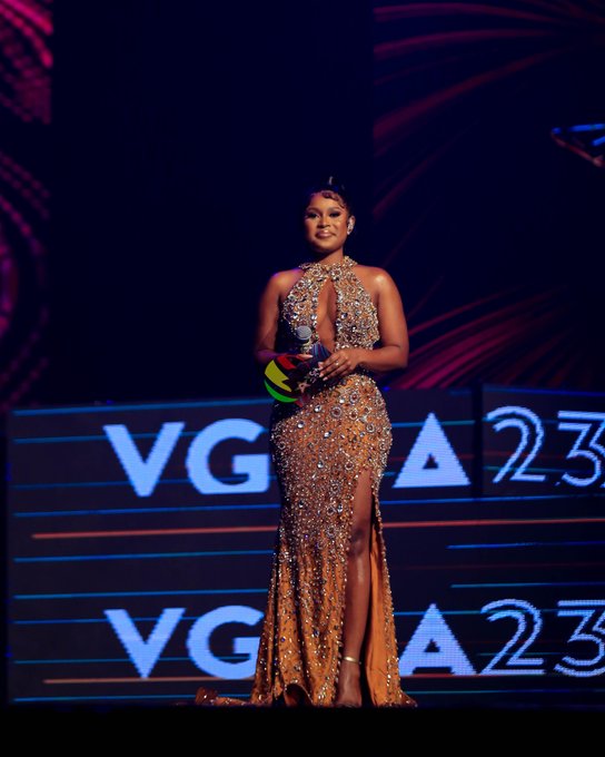 EVybrant's tweet photo. @tv3_ghana Very Eloquent, very  confident, pure diction indeed @berlamundi is just a GEM she is my artist and super star of the night #VGMA23 https://t.co/RMdkgAkCCB