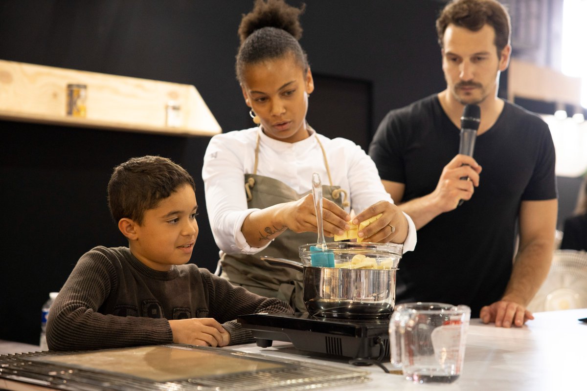 AmazonNewsFR's tweet photo. Retour en photos sur l’atelier pâtisserie « spécial kids » au stand La Grande Boutique d'Amazon avec Victoire Christine et ses délicieuses recettes de meringues en sucettes et autres pavlovas aux fraises 😍

#AmazonFoireDeParis https://t.co/jO3bqpYAJ3