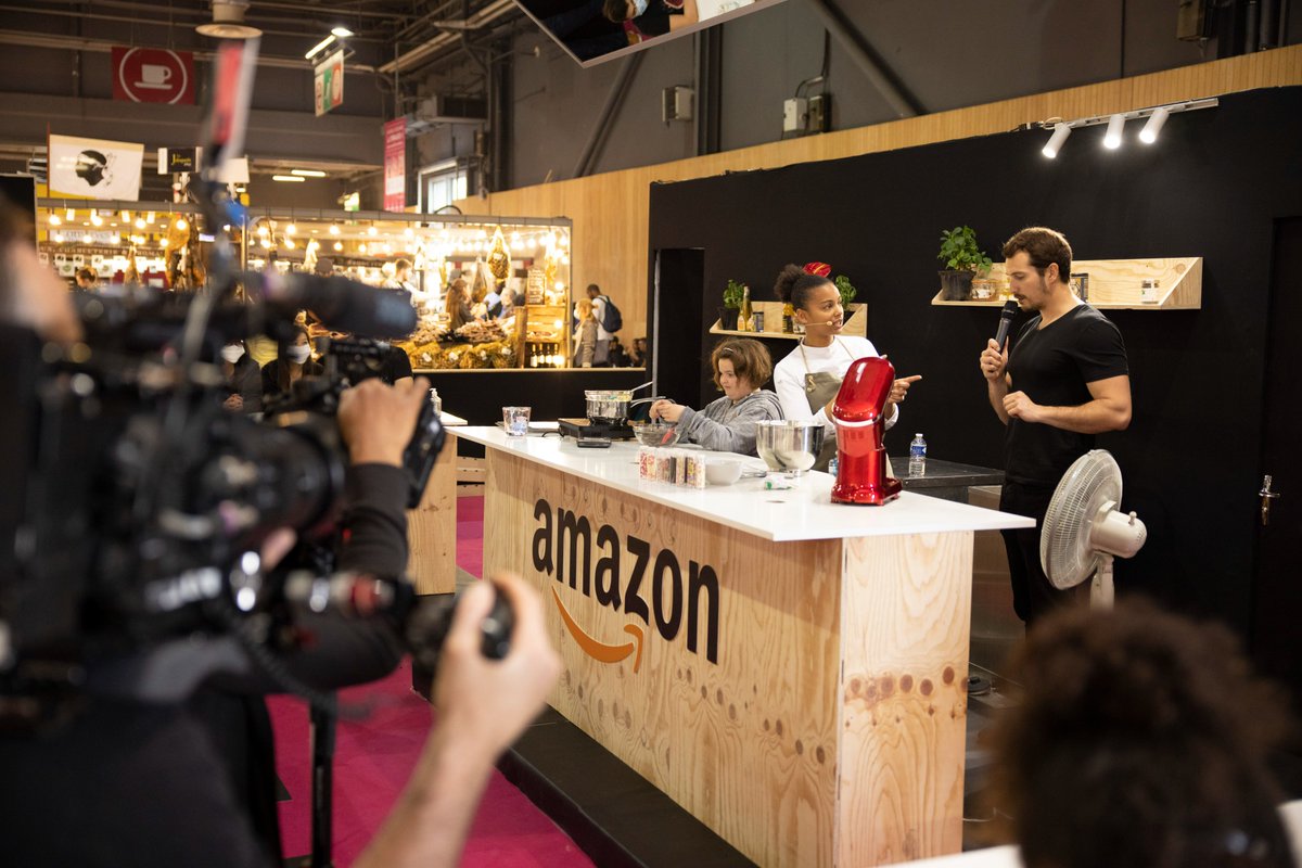 AmazonNewsFR's tweet photo. Retour en photos sur l’atelier pâtisserie « spécial kids » au stand La Grande Boutique d'Amazon avec Victoire Christine et ses délicieuses recettes de meringues en sucettes et autres pavlovas aux fraises 😍

#AmazonFoireDeParis https://t.co/jO3bqpYAJ3