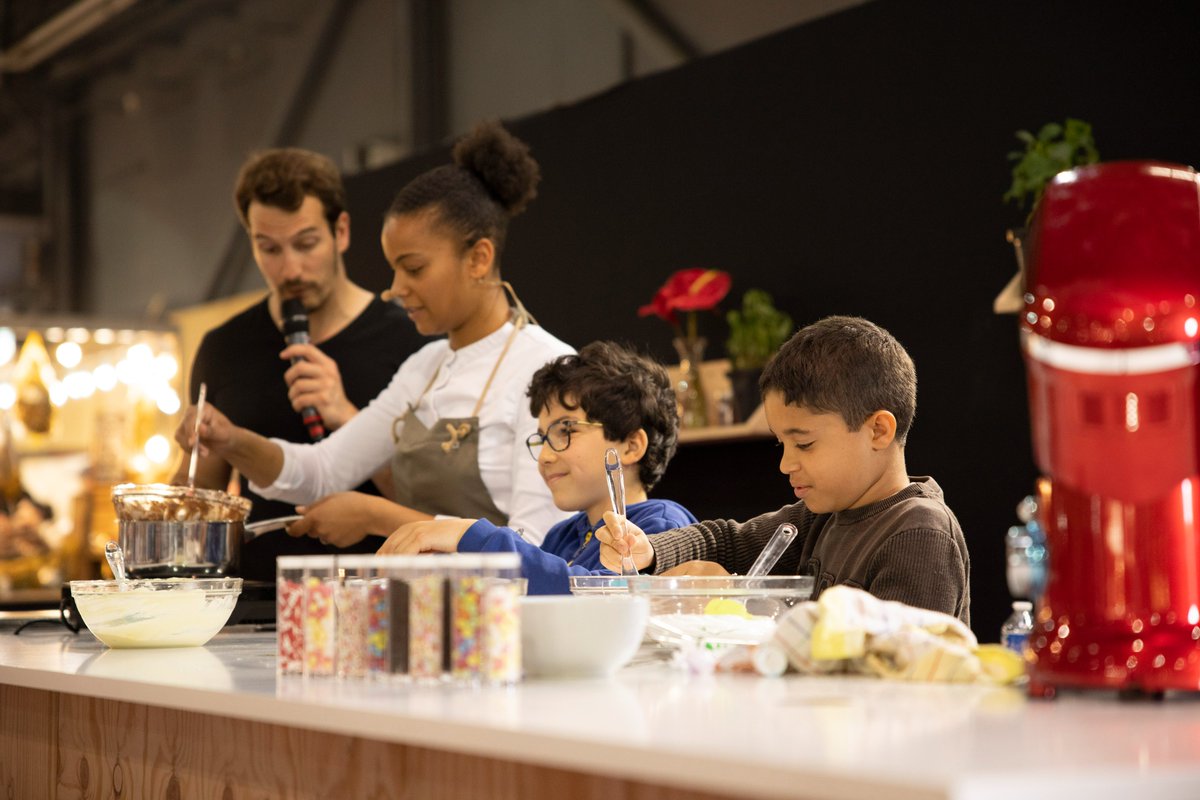 AmazonNewsFR's tweet photo. Retour en photos sur l’atelier pâtisserie « spécial kids » au stand La Grande Boutique d'Amazon avec Victoire Christine et ses délicieuses recettes de meringues en sucettes et autres pavlovas aux fraises 😍

#AmazonFoireDeParis https://t.co/jO3bqpYAJ3