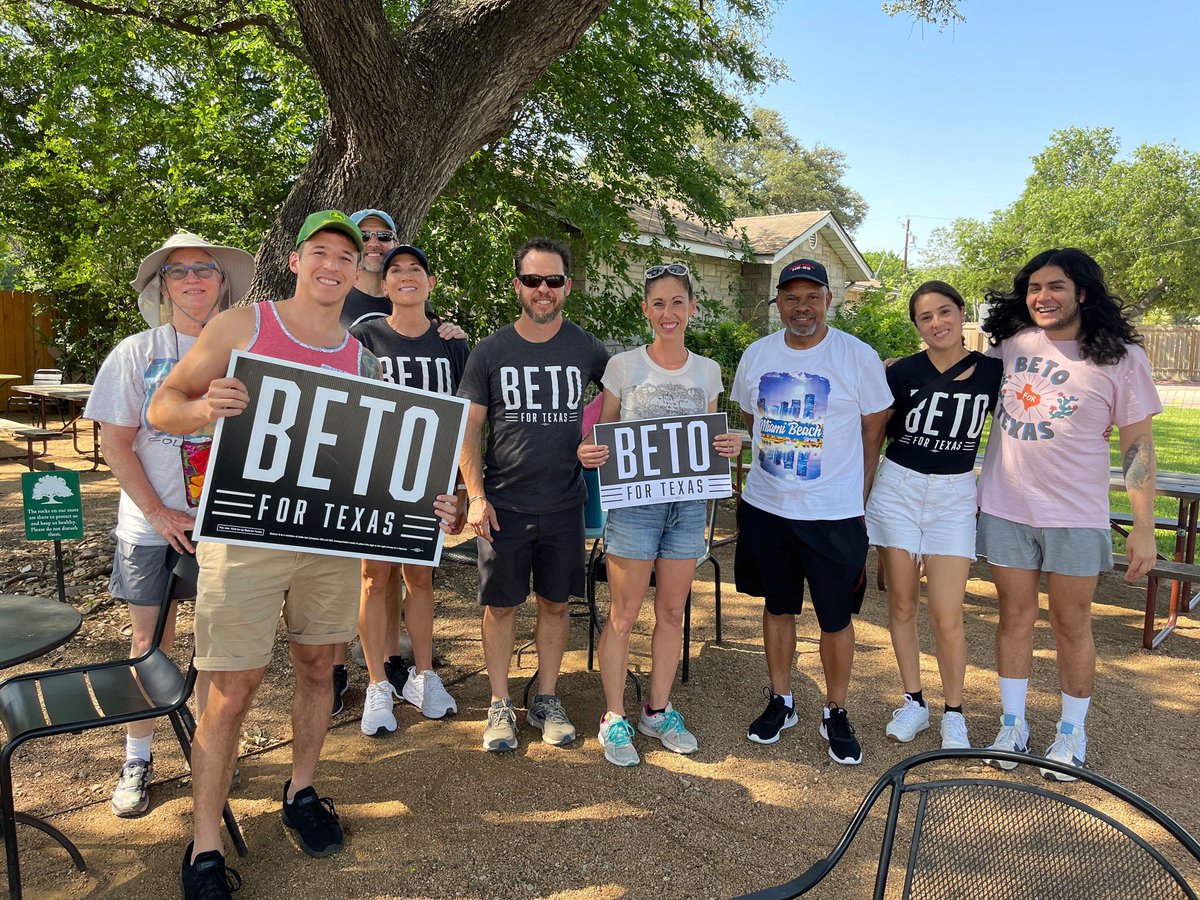 TxProgressive80's tweet photo. A day of Direct Action ! Texans are fired up and ready to vote Beto into office 💙#prochoiceproTexas #BetoForGovernor #BetoForTexas https://t.co/MZtFOzCBu4