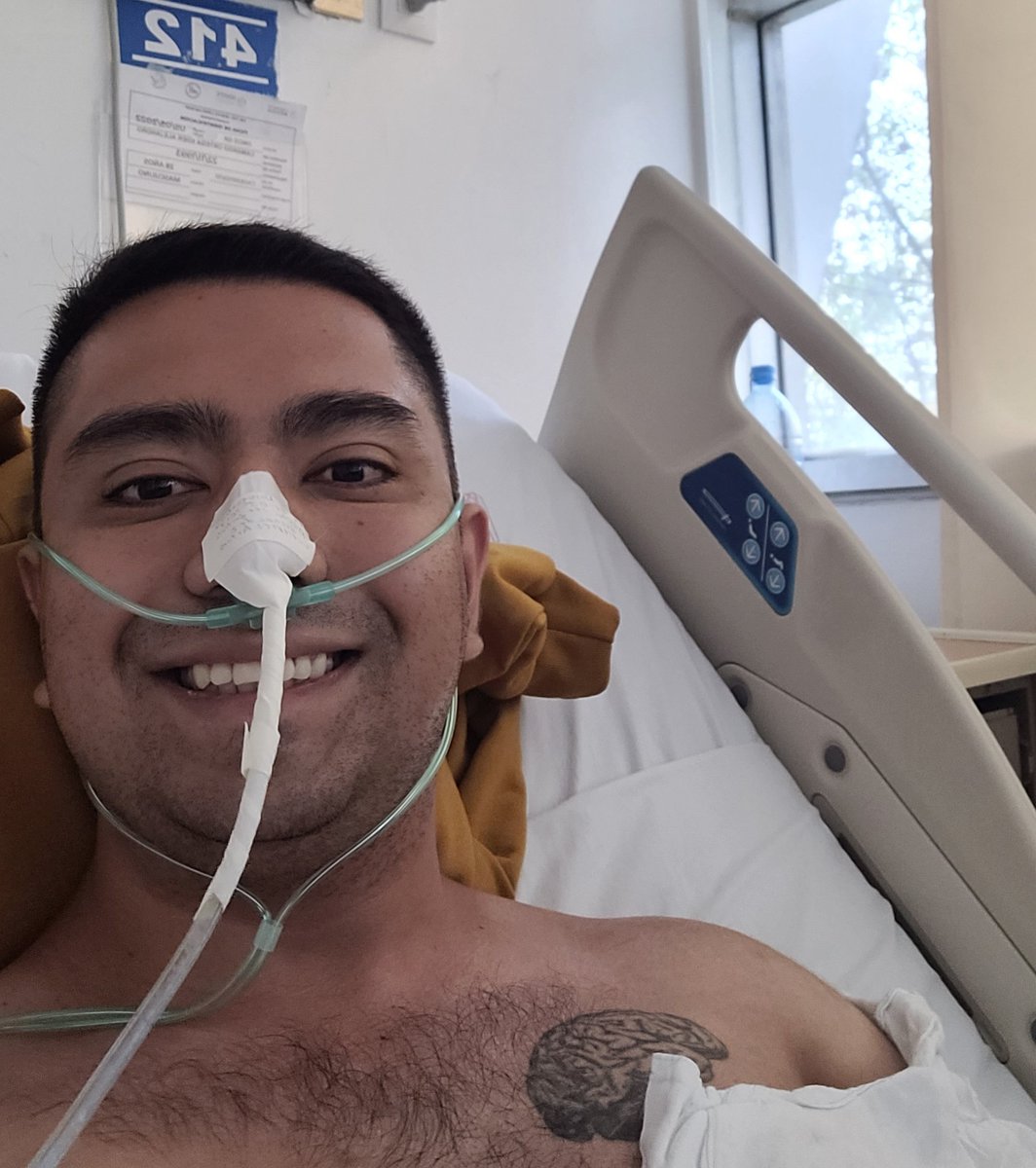 2 semanas de estrés
6 horas de cirugía
1 pedazo menos de colon
Ayuno hasta nuevo aviso 
Todas las sondas posibles 

Pero el tumor perdió la primera batalla y eso me hace sonreír.