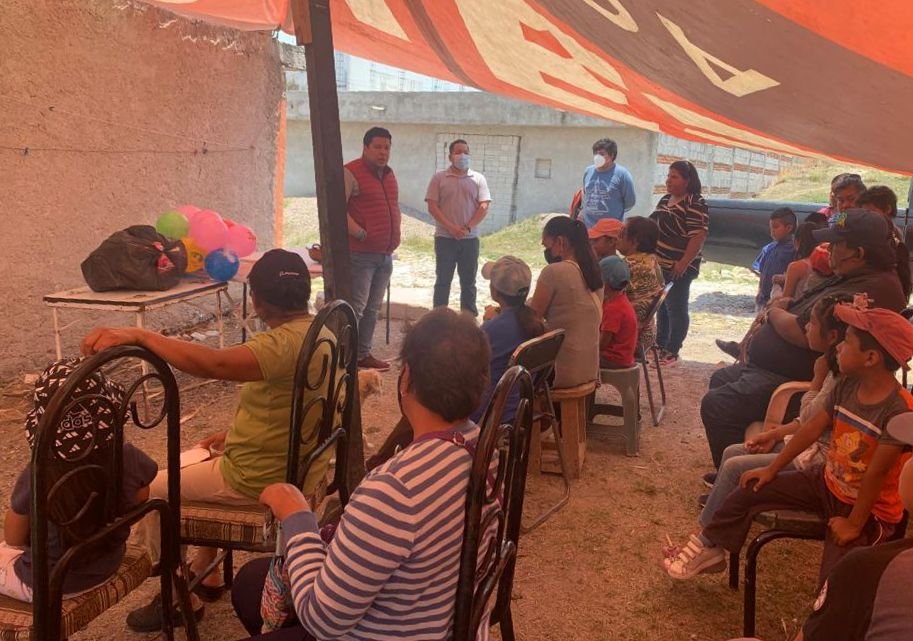 Biestro's tweet photo. 📍También visitamos a las y los vecinos de la colonia Las Brisas en la junta auxiliar de San Francisco Totimehuacan, con quienes platicamos y nos comprometimos en apoyar, ya que muchos de ellos no cuentan con agua ni luz, por ser una colonia irregular. 🤝 https://t.co/N4FCauIkUC