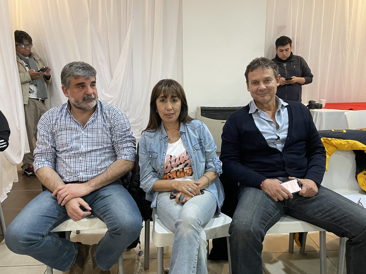 EduardoCostaSC's tweet photo. Juntos construyendo un nuevo modelo en #SantaCruz            @DanielJosGardon @roxanareyessc @piero_boffi @nadiariccisc @daniroquelok https://t.co/M4bl9v4njX