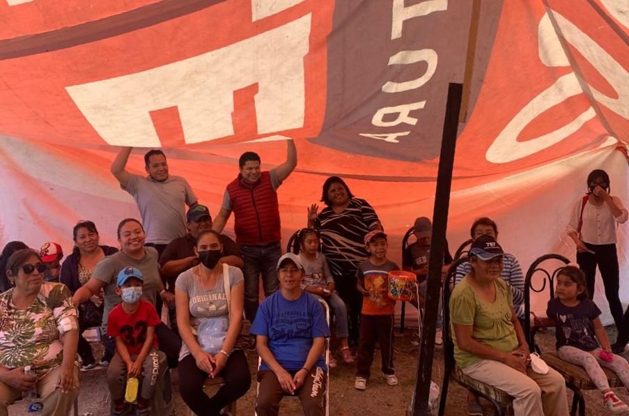 Biestro's tweet photo. 📍También visitamos a las y los vecinos de la colonia Las Brisas en la junta auxiliar de San Francisco Totimehuacan, con quienes platicamos y nos comprometimos en apoyar, ya que muchos de ellos no cuentan con agua ni luz, por ser una colonia irregular. 🤝 https://t.co/N4FCauIkUC