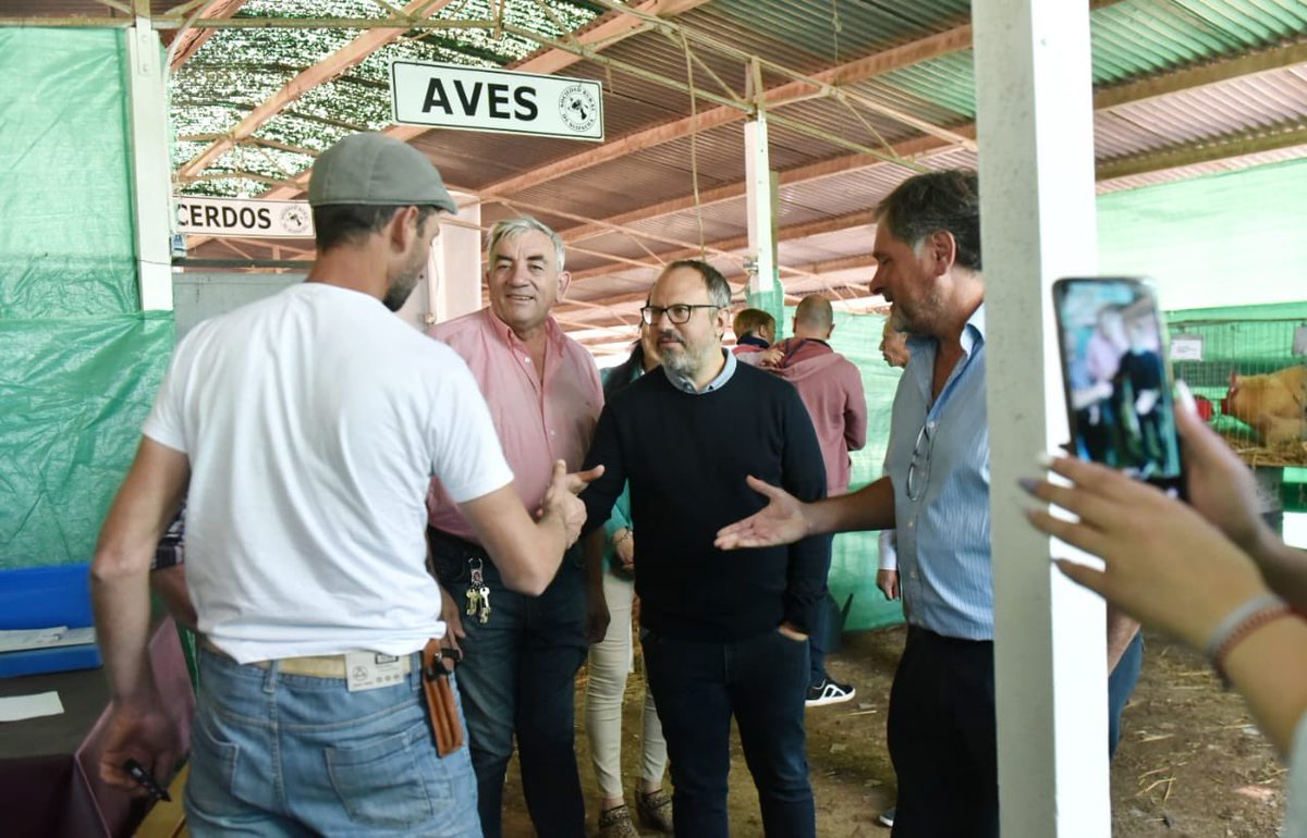 dievalen's tweet photo. La #ExpoSuipacha es un gran punto de encuentro de todos los que luchan por una producción competitiva con identidad bonaerense. Hoy la recorrí con el Intendente de Suipacha @awfederico. https://t.co/fHP7RBBAPU