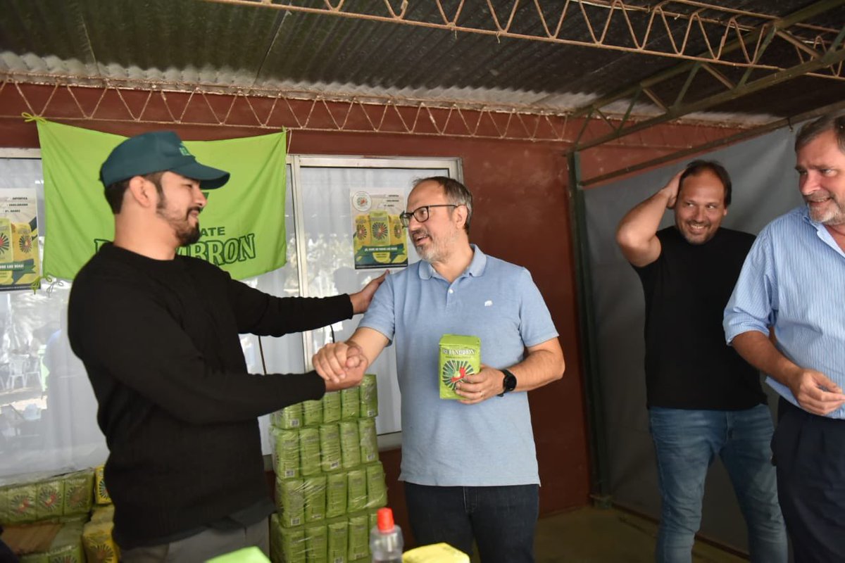 dievalen's tweet photo. La #ExpoSuipacha es un gran punto de encuentro de todos los que luchan por una producción competitiva con identidad bonaerense. Hoy la recorrí con el Intendente de Suipacha @awfederico. https://t.co/fHP7RBBAPU