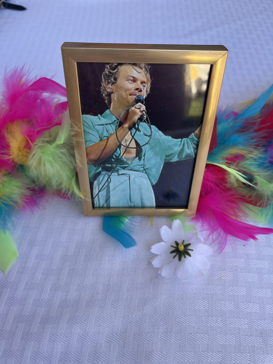 shamrockrry's tweet photo. MY SISTER THREW ME A HARRY SURPRISE BIRTHDAY PARTY PLEASE IM SOBBING https://t.co/ScKv0Uvrxr