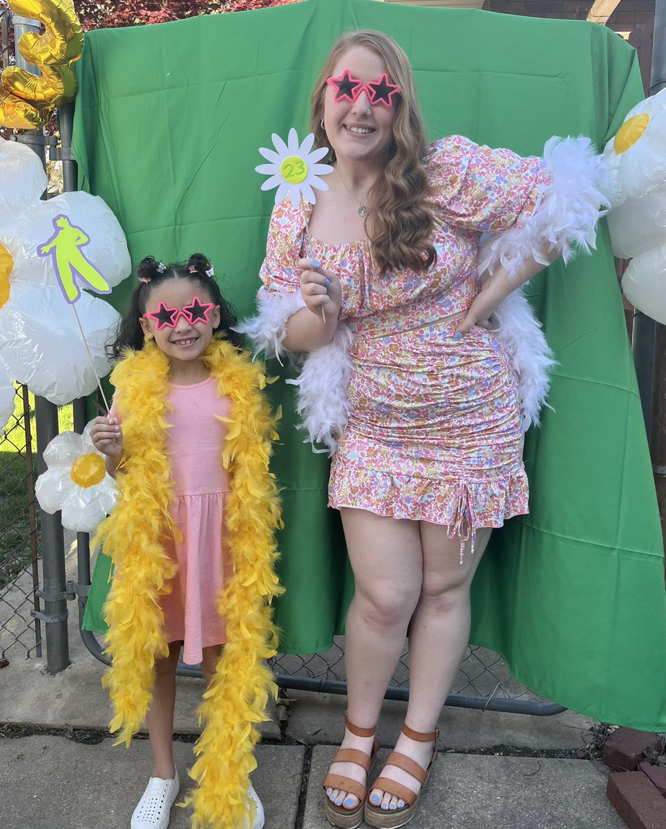 shamrockrry's tweet photo. MY SISTER THREW ME A HARRY SURPRISE BIRTHDAY PARTY PLEASE IM SOBBING https://t.co/ScKv0Uvrxr