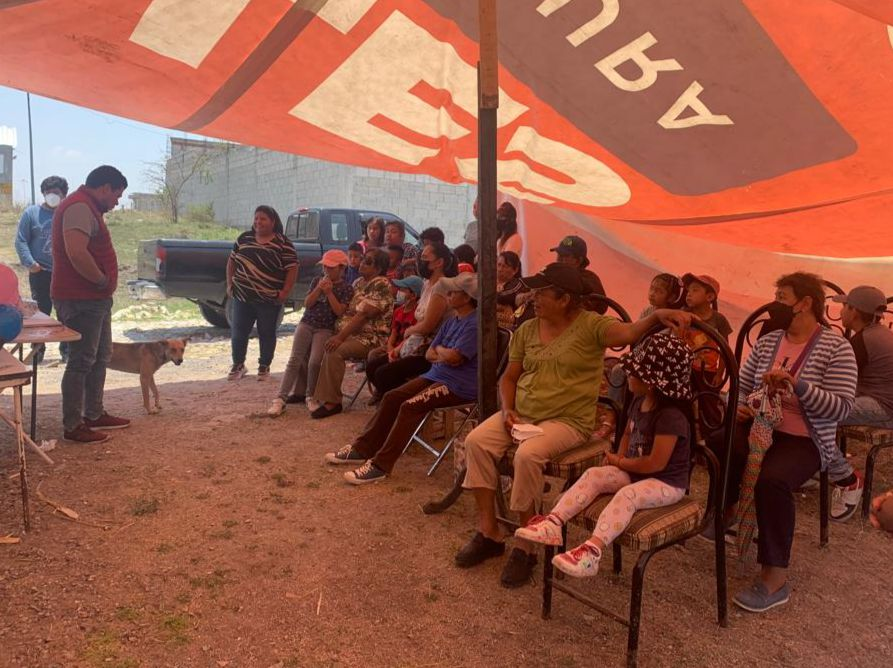 Biestro's tweet photo. 📍También visitamos a las y los vecinos de la colonia Las Brisas en la junta auxiliar de San Francisco Totimehuacan, con quienes platicamos y nos comprometimos en apoyar, ya que muchos de ellos no cuentan con agua ni luz, por ser una colonia irregular. 🤝 https://t.co/N4FCauIkUC