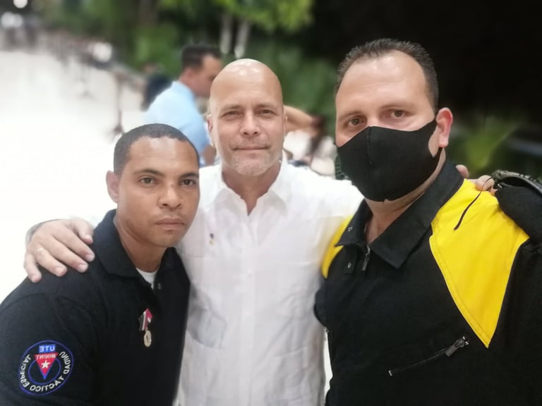 GHNordelo5's tweet photo. El joven a mi izquierda en esta foto del 4 de abril se llama  Juan Carlos López,  y había recibido la medalla Abel Santamaría Cuadrado, de la #UJC. Hoy él y sus compañeros nos hacen sentir muy orgullosos de nuestra juventud. #Cuba #FuerzaCuba #CDRCuba #SomosDelBarrio https://t.co/GEbN94eotN