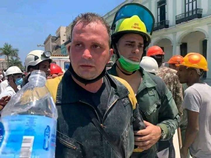 GHNordelo5's tweet photo. El joven a mi izquierda en esta foto del 4 de abril se llama  Juan Carlos López,  y había recibido la medalla Abel Santamaría Cuadrado, de la #UJC. Hoy él y sus compañeros nos hacen sentir muy orgullosos de nuestra juventud. #Cuba #FuerzaCuba #CDRCuba #SomosDelBarrio https://t.co/GEbN94eotN