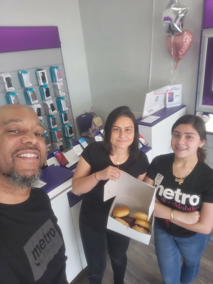 LangfordDamond's tweet photo. Saturday Bribes (I mean #Saturdayvibes ๐ฌ) in San Jose North! #STORYRow #WeAreNW
@JamesLeeWW
@kharen_g https://t.co/8FL9g190Py