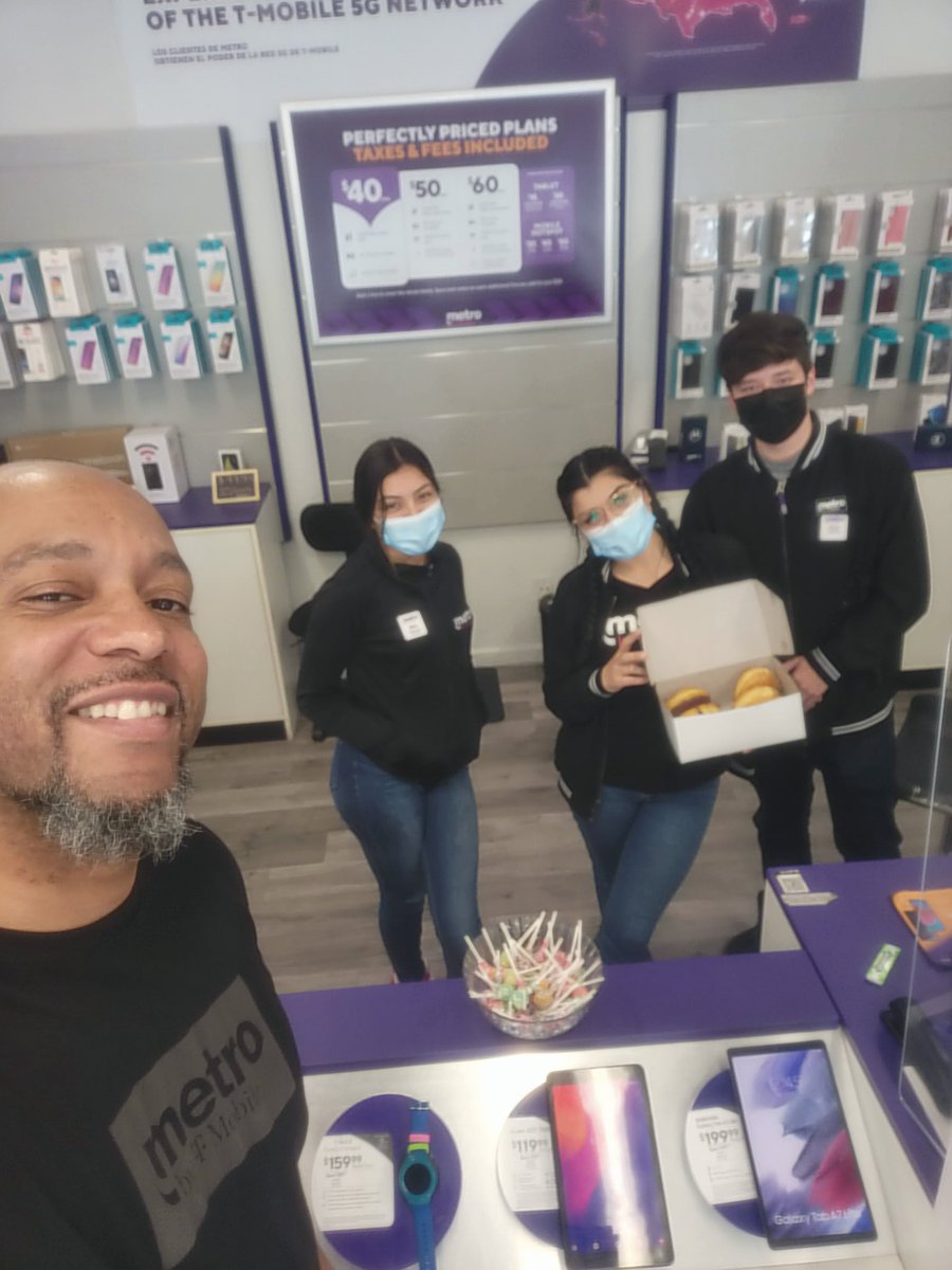 LangfordDamond's tweet photo. Saturday Bribes (I mean #Saturdayvibes ๐ฌ) in San Jose North! #STORYRow #WeAreNW
@JamesLeeWW
@kharen_g https://t.co/8FL9g190Py