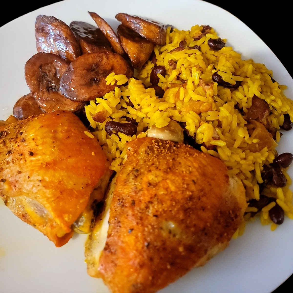 wingzonsmash's tweet photo. Some rice and beans with platanos... https://t.co/d6bZ8fzWQN
