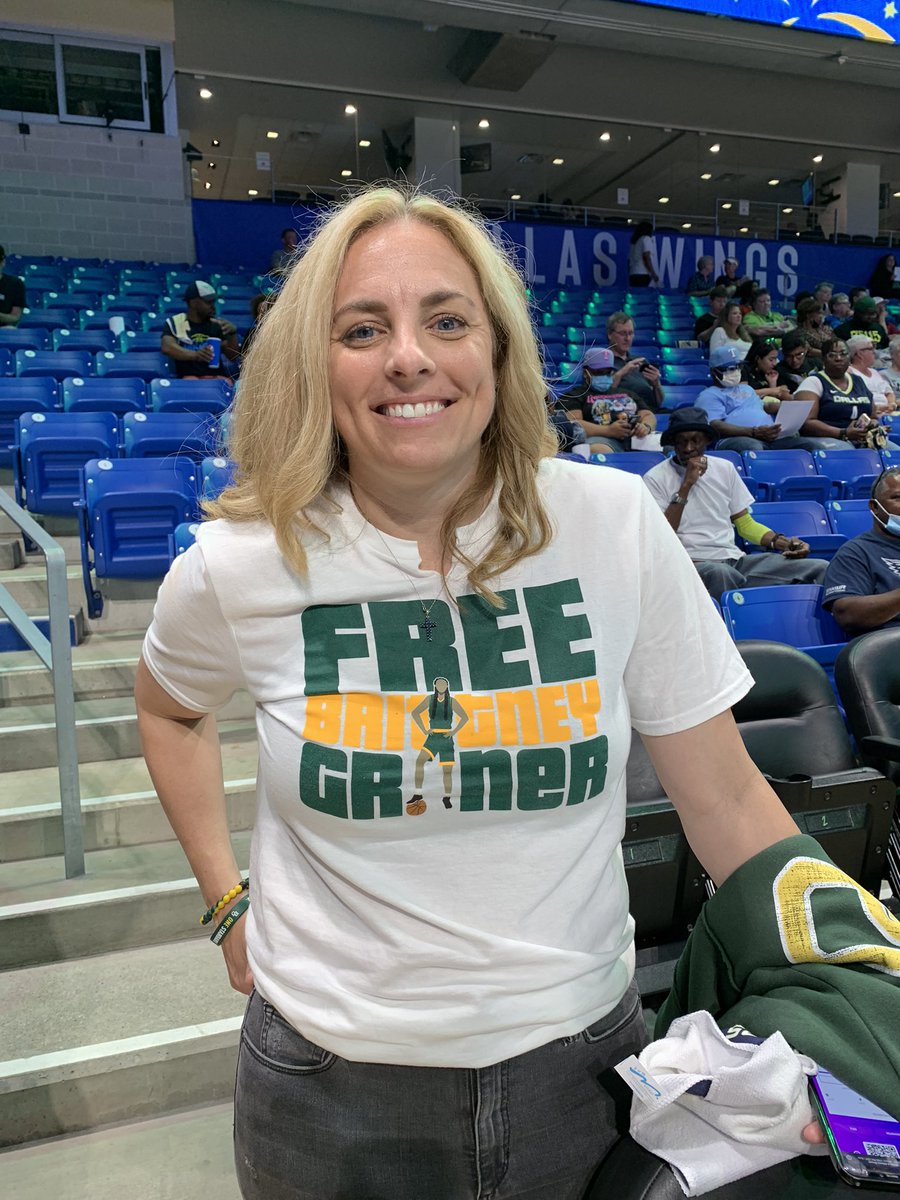 DorothyJGentry's tweet image. .@BaylorWBB coach @NickiCollen in town to see @DallasWings vs her old team @AtlantaDream - sporting the #FreeBrittneyGriner t-shirt #WNBA #WNBATipOff #wnbatwitter @WNBA