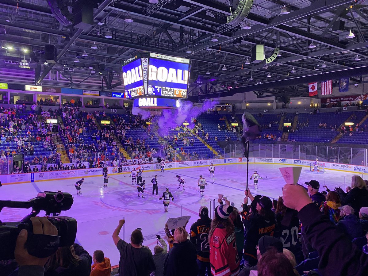 MikeKellerRadio's tweet photo. Things are already rocking at tonightβs @ReadingRoyals playoff game! #RYouIn https://t.co/wD1KUUsmvw
