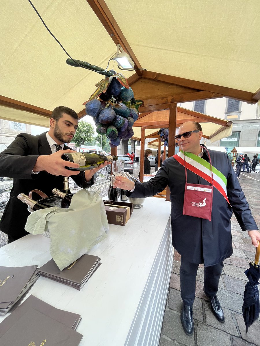 GioBertazzoli's tweet photo. Inaugurazione nella nostra Sarnico della nona edizione di “Un Lago diVino”, con oltre 45 cantine della Valcalepio e Franciacorta.

Vi aspettiamo numerosi anche domani per le degustazioni e non solo!

😜👍🏻🔝🍷🍷🍷

#ComuneSarnico
#SarniCom https://t.co/UOXAve29OI