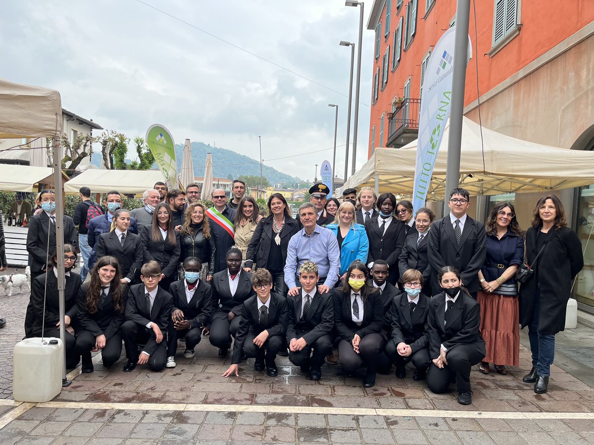 GioBertazzoli's tweet photo. Inaugurazione nella nostra Sarnico della nona edizione di “Un Lago diVino”, con oltre 45 cantine della Valcalepio e Franciacorta.

Vi aspettiamo numerosi anche domani per le degustazioni e non solo!

😜👍🏻🔝🍷🍷🍷

#ComuneSarnico
#SarniCom https://t.co/UOXAve29OI