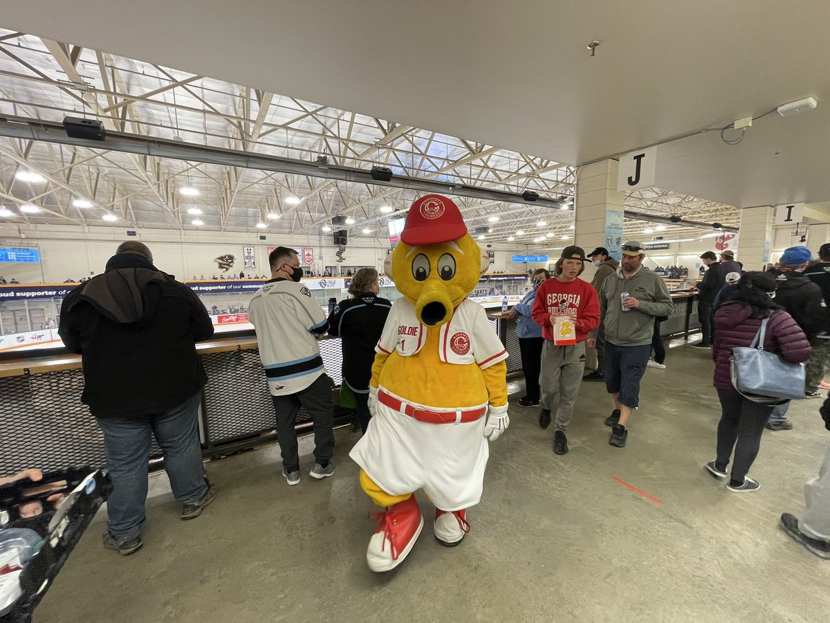 WHLWpgICE's tweet photo. special guest! βΎοΈ
#RallyTheStorm | #WPGvsMJ https://t.co/gIYGVr3J7q