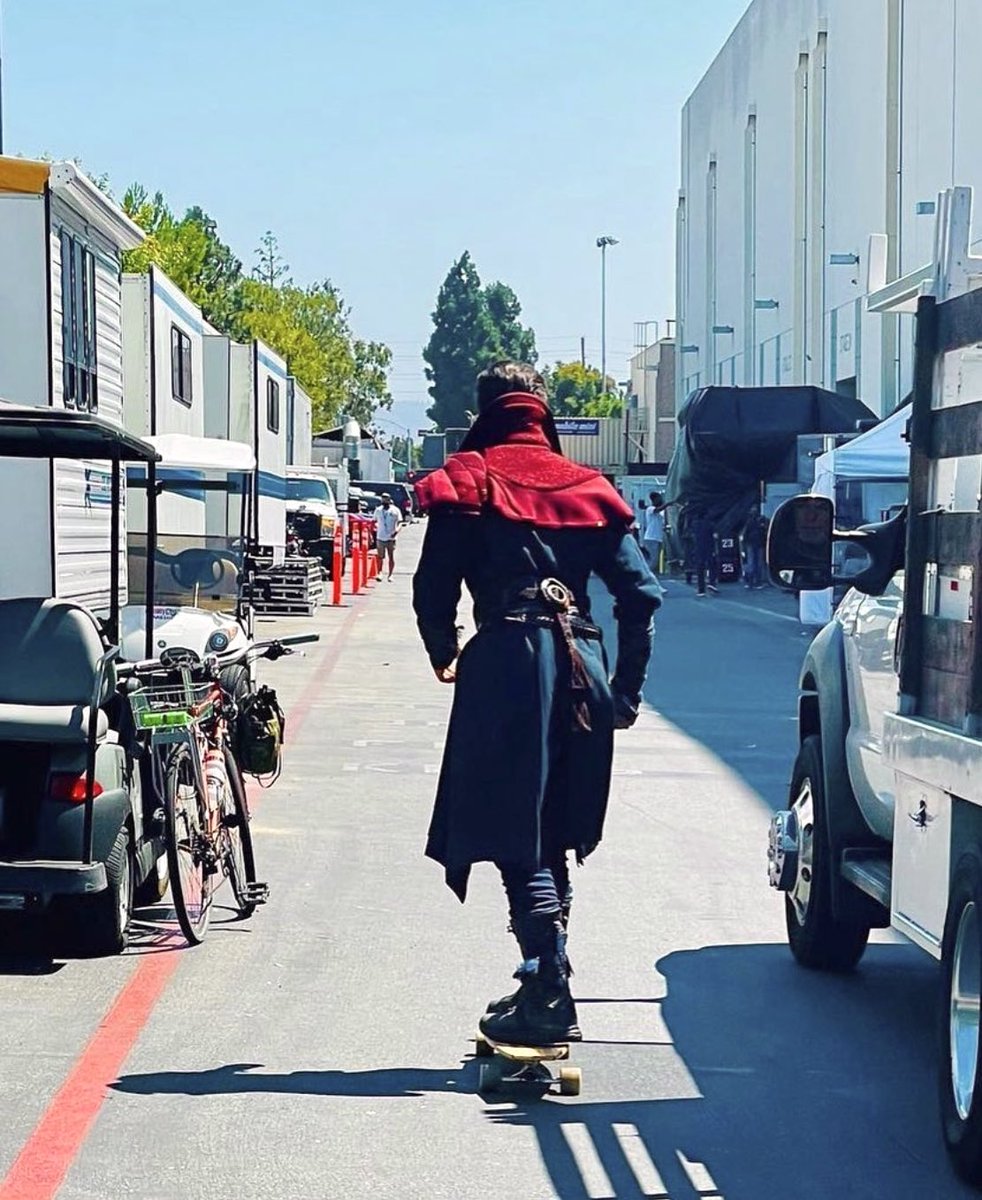 midnightmarvl's tweet photo. benedict cumberbatch skating during breaks while filming marvel movies is the best thing https://t.co/9aymKejyu9