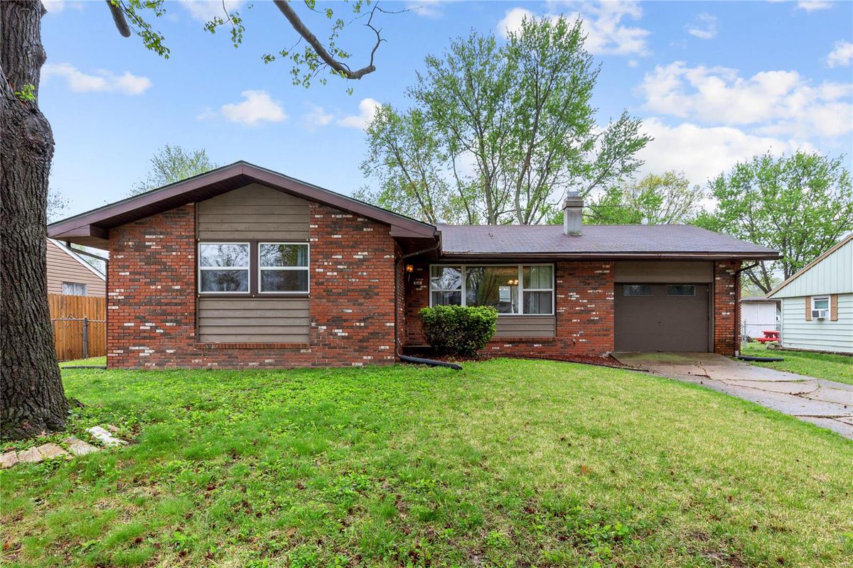 RemaxJill's tweet photo. I have a new #listing in #Godfrey #IL  https://t.co/i4QghpHOqh https://t.co/CmAm7JNtKd