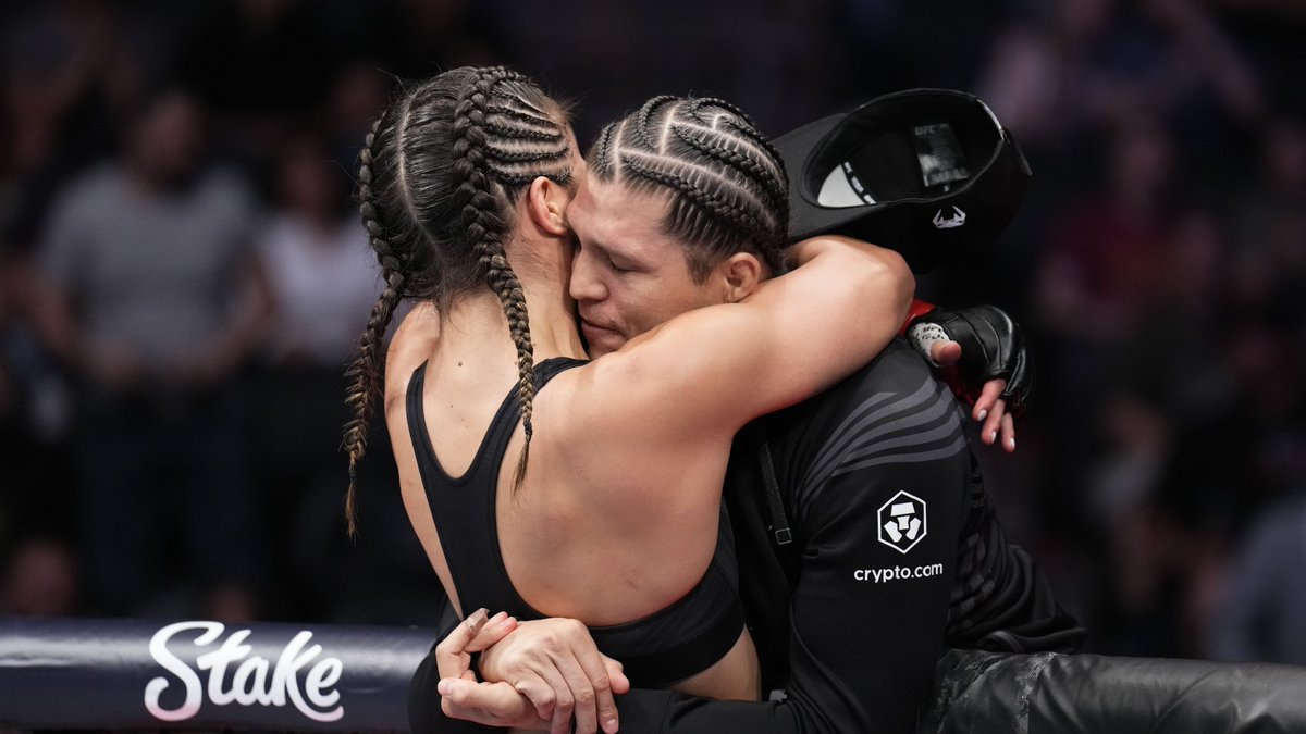UFCEspanol's tweet photo. Relationship goals ❤️ #UFC274 https://t.co/gooEihxo4J