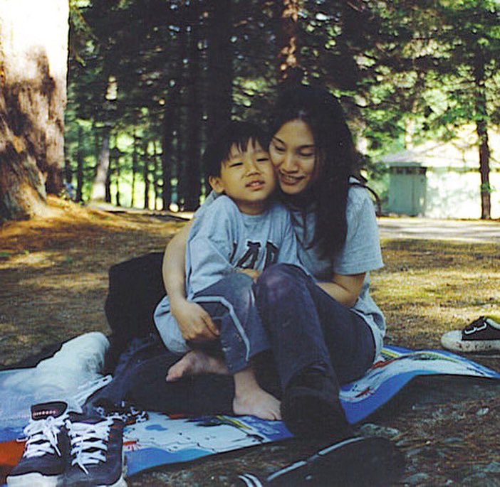 HoneeJ_illo's tweet photo. Happy Mother’s Day! 💛 

Here’s a painting of my mom hugging my brother when he was feeling cold in the early spring picnic. It’s my favorite photo of them 🥰 https://t.co/SlRoUKrpFf