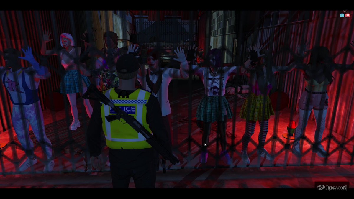 GoldenEyeRPInfo's tweet photo. [🤡] Con los invitados en la fiesta, los payasos llaman a Gordon y Márquez para que la policía se una. Tras hablar con los payasos y comprobar que Evelyn Souls sigue viva, la policía entra al hangar abatiendo a los payasos. Sr.Payaso libera a Evelyn y se entrega. https://t.co/VEXQckTaZF