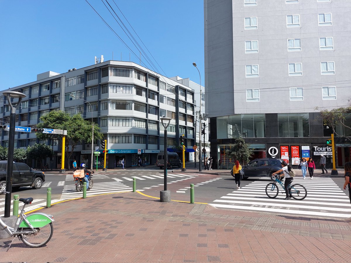 Aldo_FD's tweet photo. Una de las esquinas más importantes del centro de Miraflores, desperdiciada por un edificio barato y sin personalidad. ¿Es que acaso no merecemos un mayor esfuerzo por parte de los arquitectos e inversionistas? Necesitamos una normativa urbanística que estimule también la calidad https://t.co/7lcaK0g4Fy