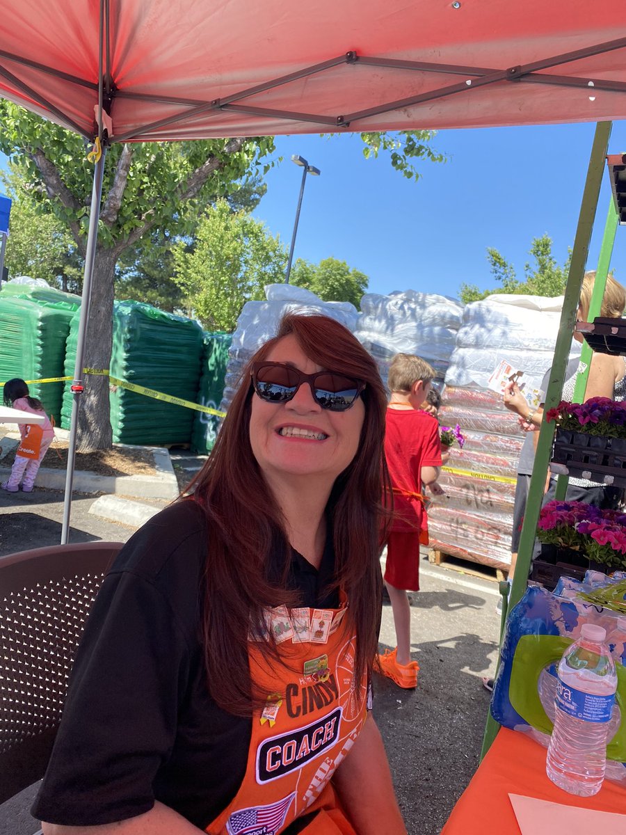 LucindaSweetBee's tweet photo. First kids workshop in 2 years! What an awesome turnout!!! Thanks to our team that set up and ran the workshop. It’s a lot of work but so worth it! @GabrielBruns8 @sarayhurtadoTHD @hemet_6637 https://t.co/tDBfqdtoBg