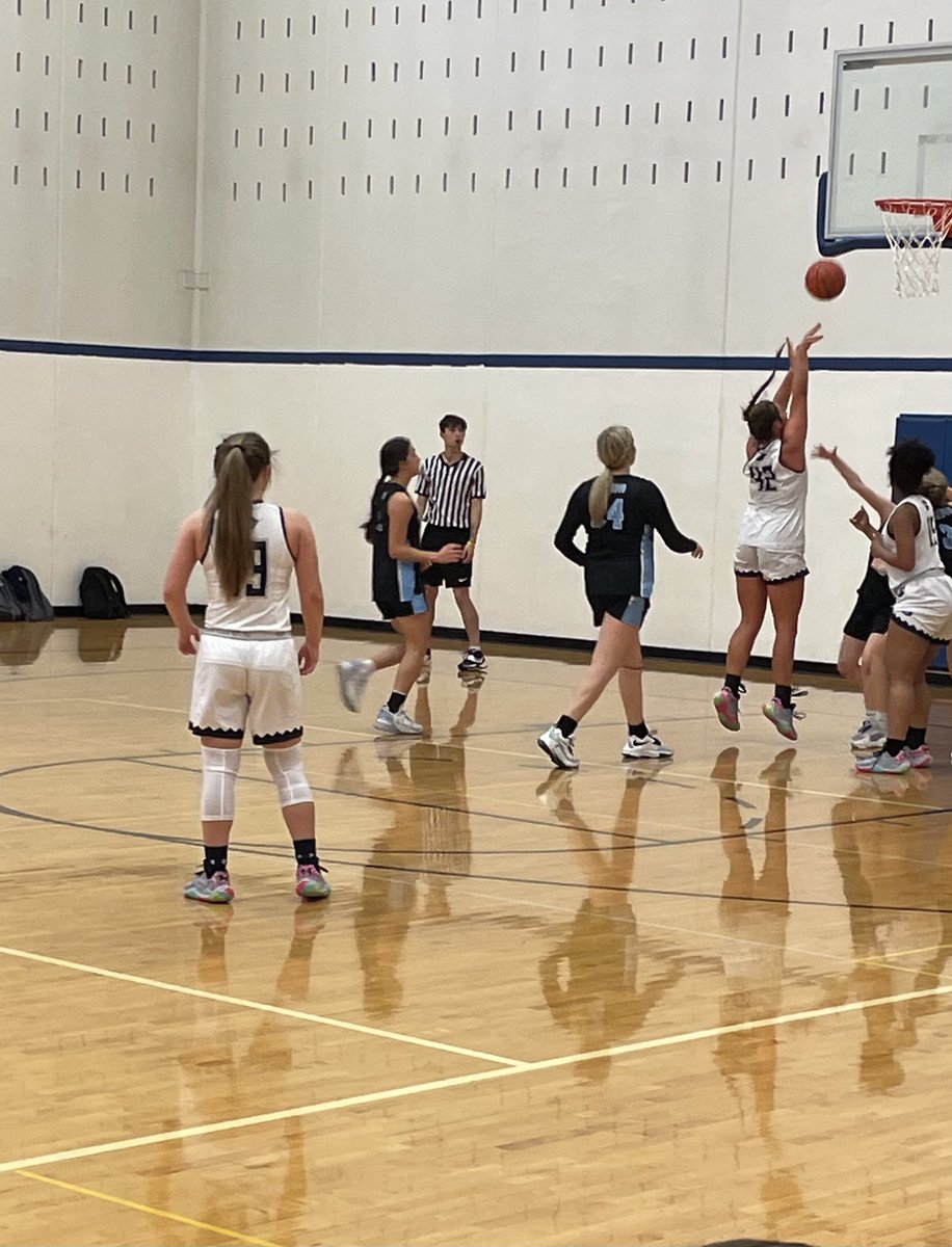 wvthunder2024's tweet image. 2024 UA RISE Team finishes 2-0 today with a 56-51 win over a solid Cincy Swish team.