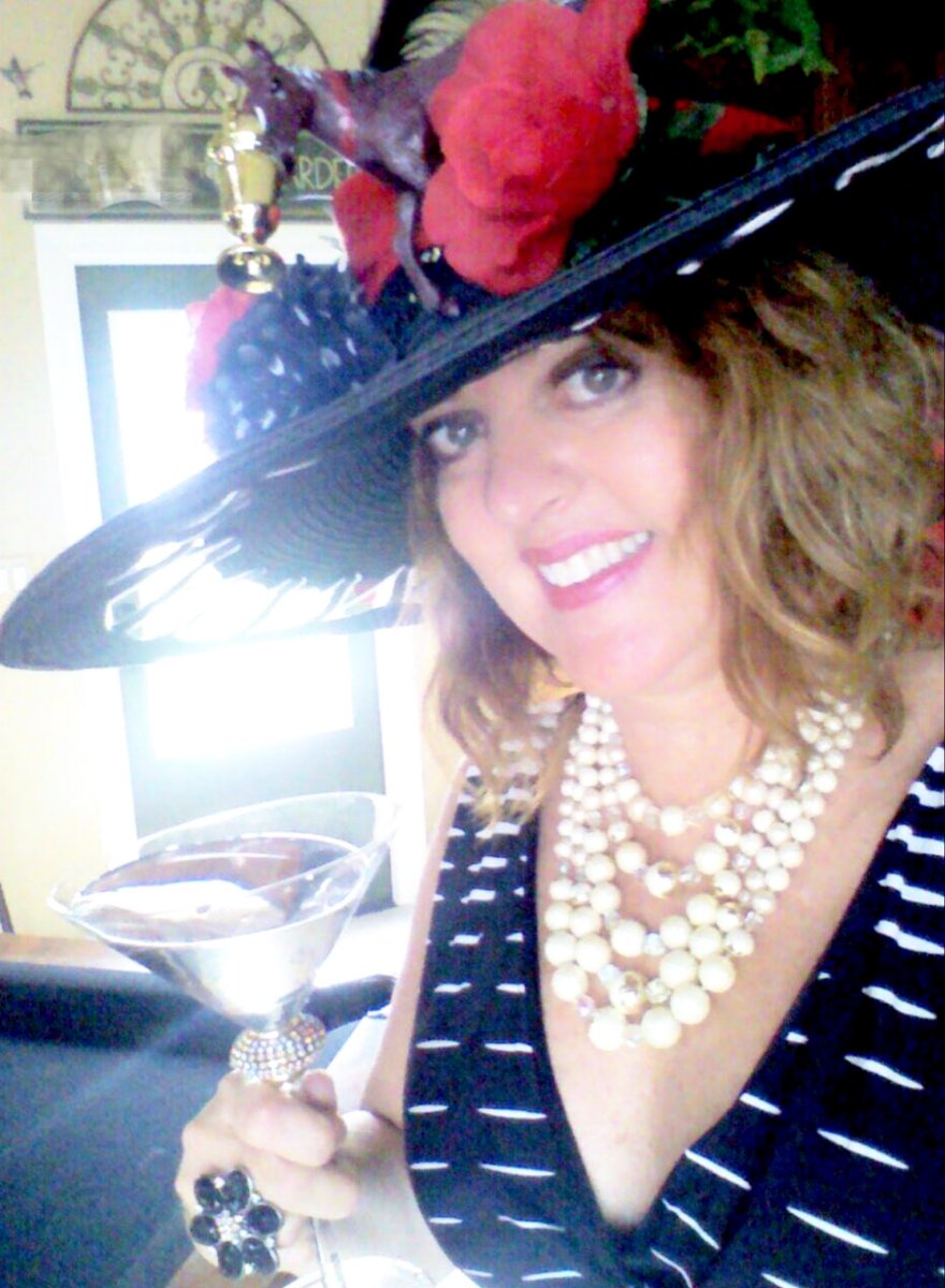 GypsyRoseJewel1's tweet photo. Cheers to Derby Saturday! #DerbyDay #derbyhats https://t.co/2PT4GyEh0c
