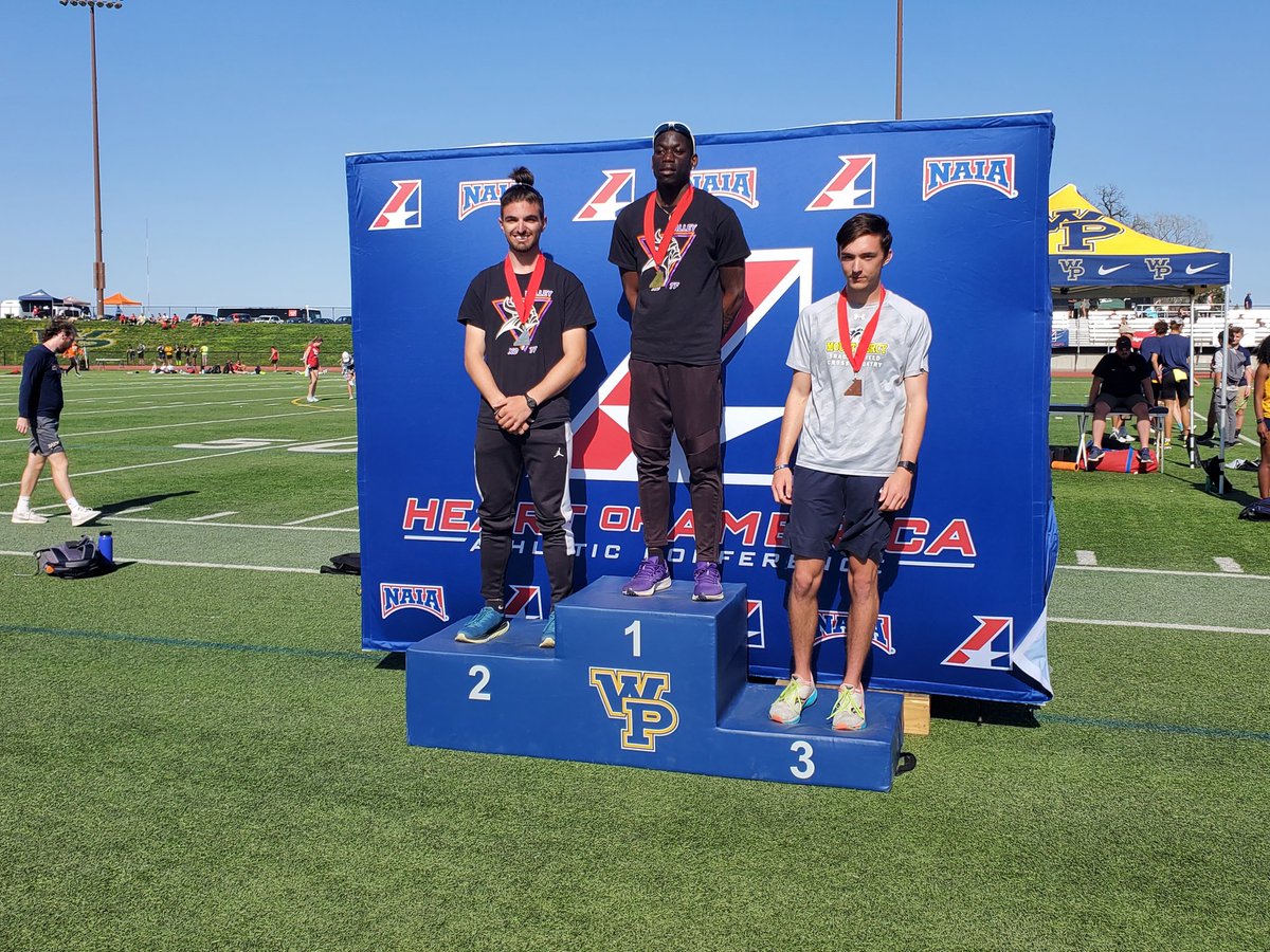 MvcTrack's tweet photo. Clarence Strong Jr. And Lorenzo Celiento go 1-2 in the 400m dash! #ValleyWillRoll https://t.co/q3OQIX1Pi5