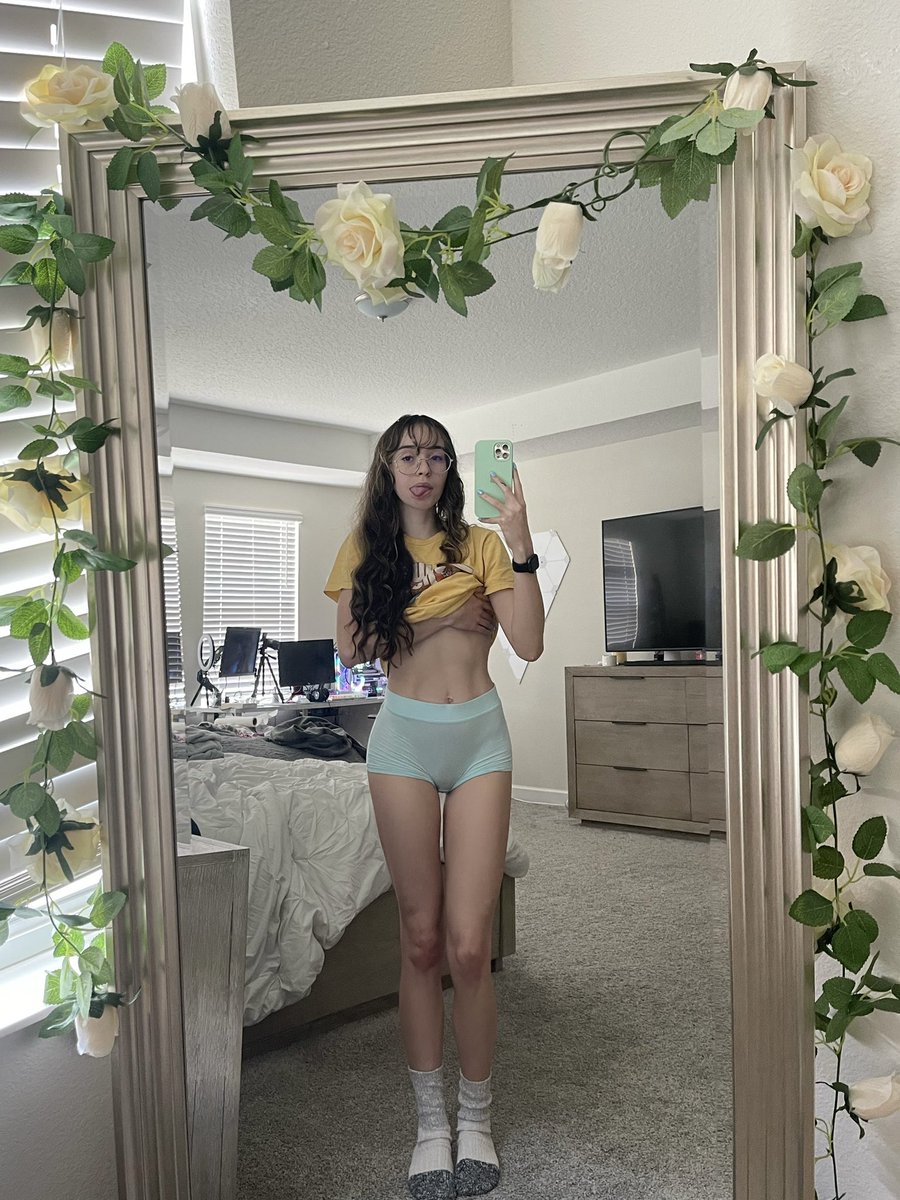 xcatlyn's tweet photo. do you approve of my gaming outfit today https://t.co/qLswkefsmY