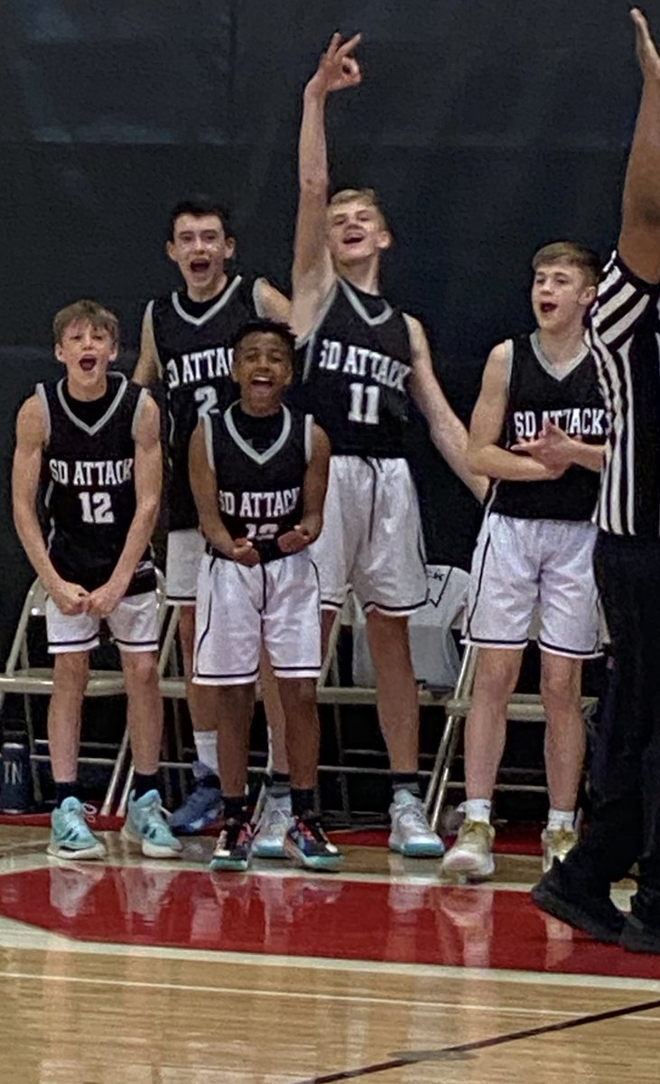 Kim81037547's tweet photo. This picture makes me so happy! My wish for every player is to be part of a team like this— pure joy and excitement for their teammates ❤️🏀 @sdattack https://t.co/Gz4iHGwLSJ