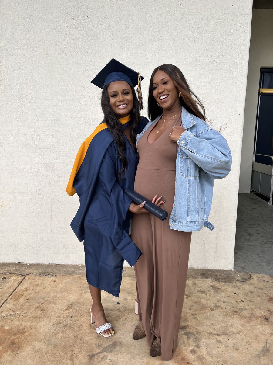 iBleedGlitter__'s tweet photo. Auntie KayKay Mastered IT! @Kaylah_whaley that’s my SHERO! 👩🏾‍🎓 https://t.co/aZetUYZhm9