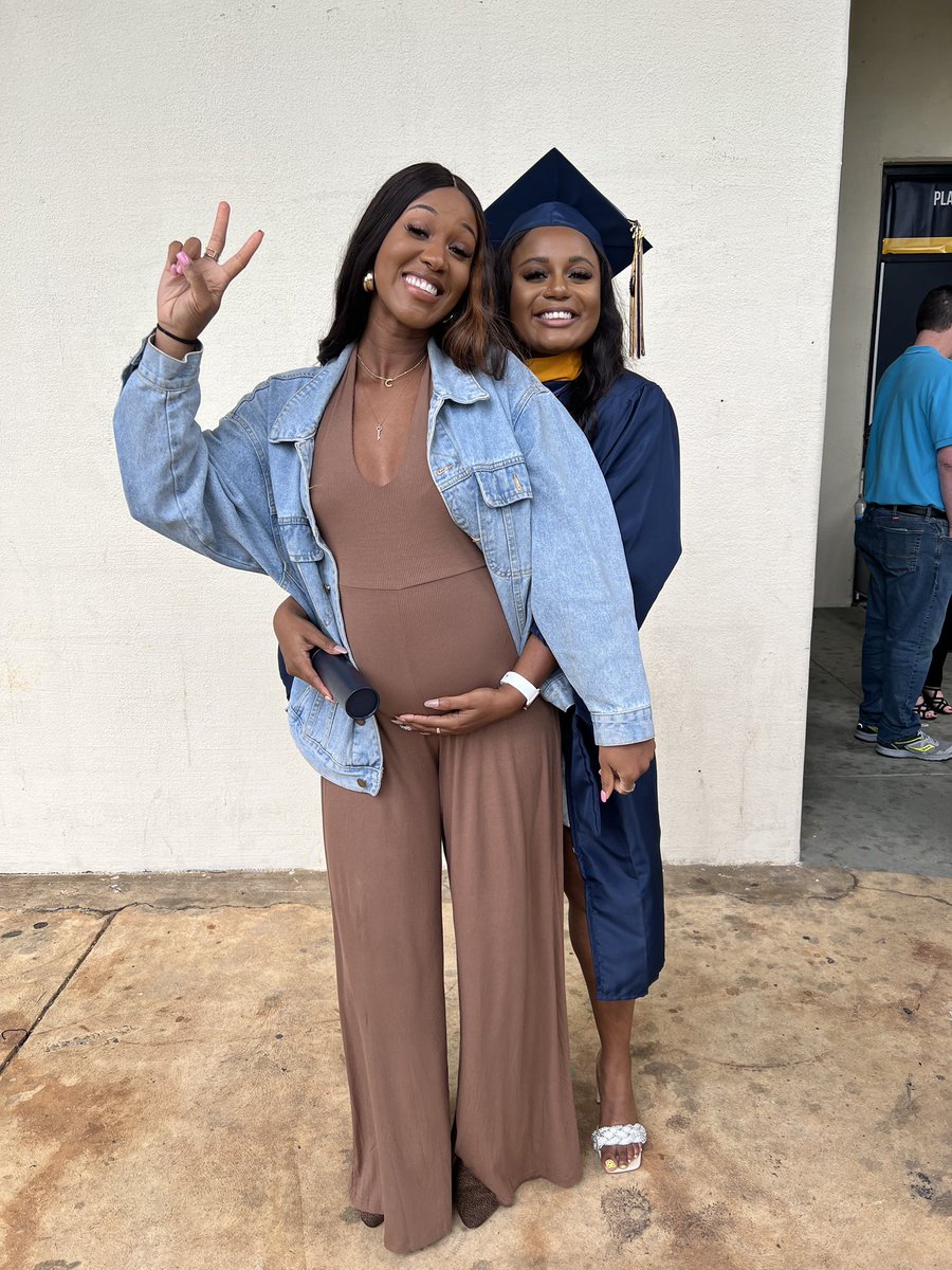 iBleedGlitter__'s tweet photo. Auntie KayKay Mastered IT! @Kaylah_whaley that’s my SHERO! 👩🏾‍🎓 https://t.co/aZetUYZhm9