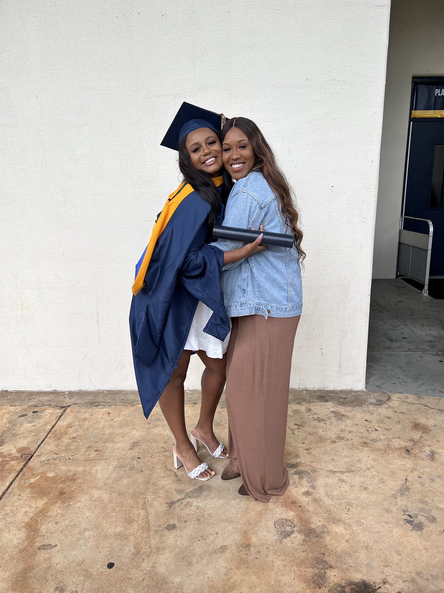 iBleedGlitter__'s tweet photo. Auntie KayKay Mastered IT! @Kaylah_whaley that’s my SHERO! 👩🏾‍🎓 https://t.co/aZetUYZhm9