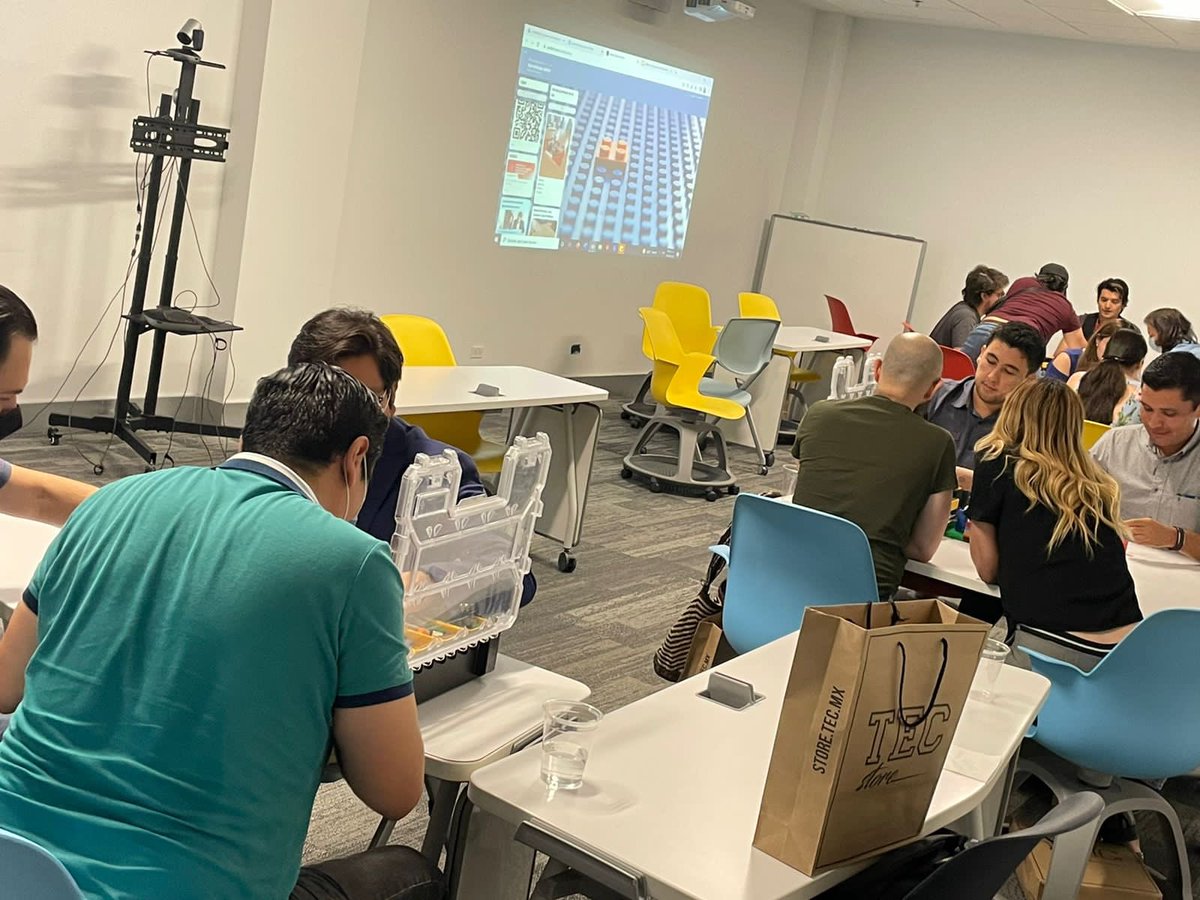 CEDDIE_MTY's tweet photo. Hoy estuvimos en la sesión de inducción dando la bienvenida a los nuevos profesores del Tec de Monterey 
#ceddiecercadeti #ceddie https://t.co/aYQPgK0OYA