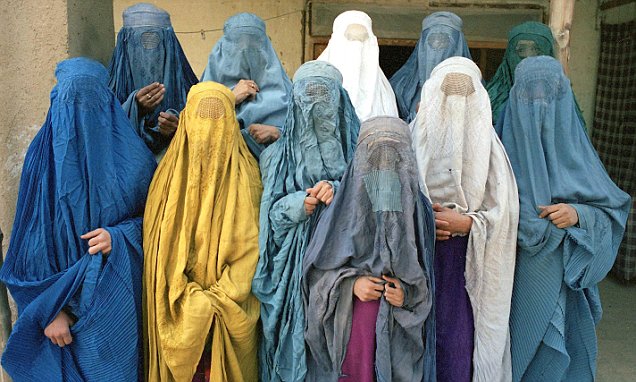 BoucharaCharly's tweet photo. Et voilà... voile-la, voile-les, les voilées que des #intersectionnelles dans leur envolées ne voient plus et voilent d'autant plus. Un second voilement, un second viol. À bas les vêtements de #chasteté imposés ou auto-infligés. En #Afghanistan et ailleurs... @LaFFQ https://t.co/ldd81t0KdQ
