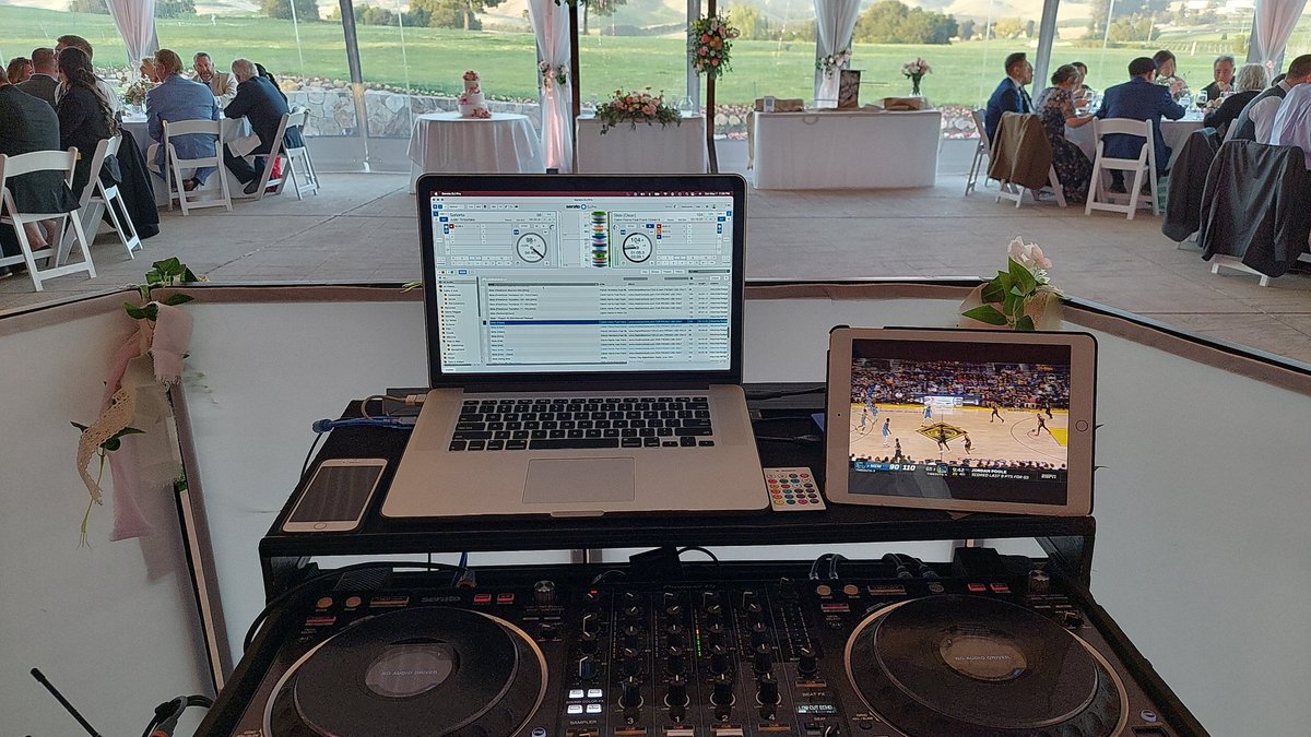 damomoo's tweet photo. Current situation, djing a wedding and watching the Dubs! π #Premier6events #DubNation #WarriorsVsGrizzlies https://t.co/JMOuaIZ0TV