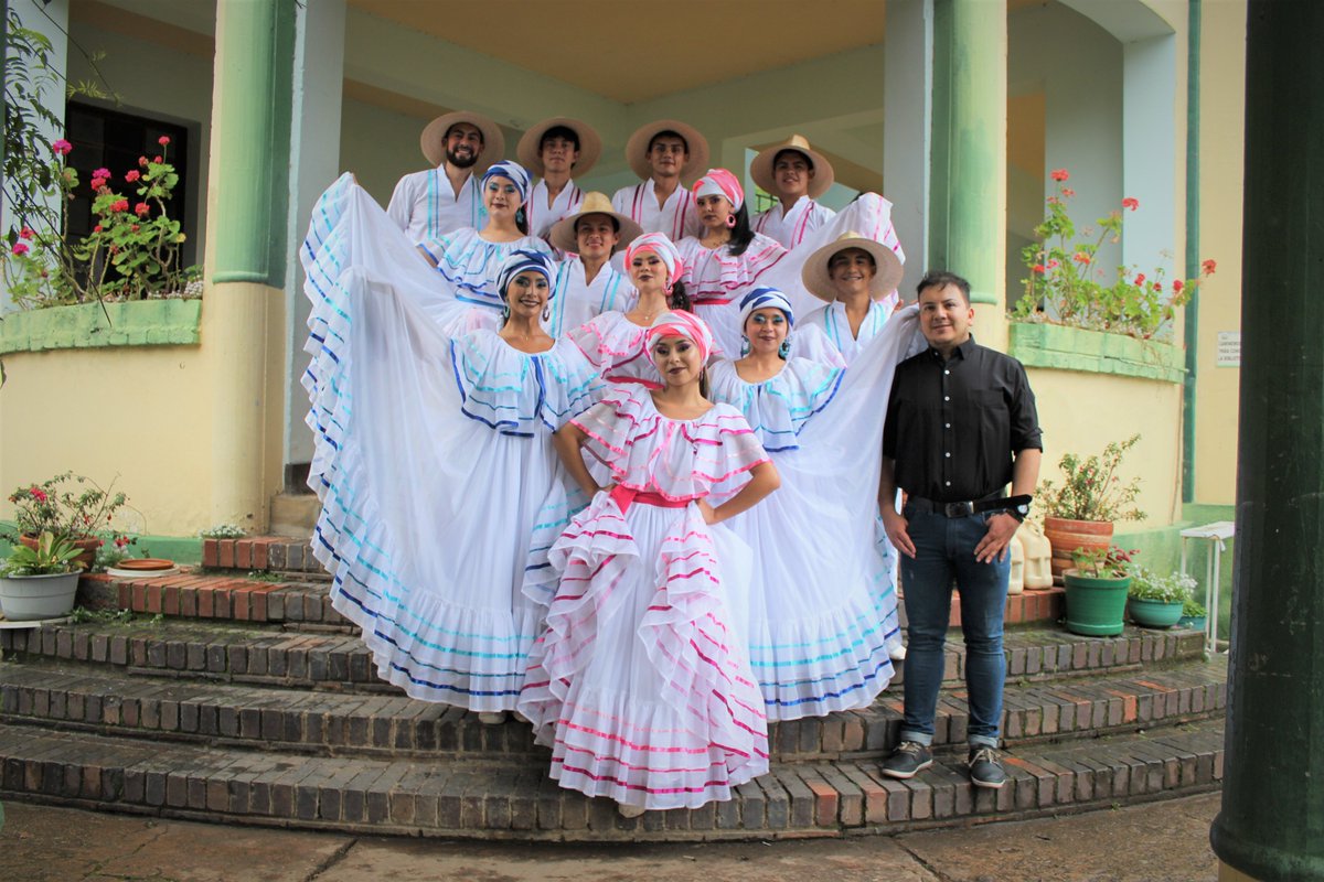 UISsedeMalaga's tweet photo. Participamos con el grupo de danzas Zambomba #UISMálaga en la XXV Versión del Festival Folclórico María Mantilla Prada de la Escuela Normal Superior Francisco de Paula Santander. 💃🕺🎶
Felicitaciones a nuestros jóvenes #TalentoUIS, con la dirección del profesor Ewars Meneses. https://t.co/HqjTaJqhSq