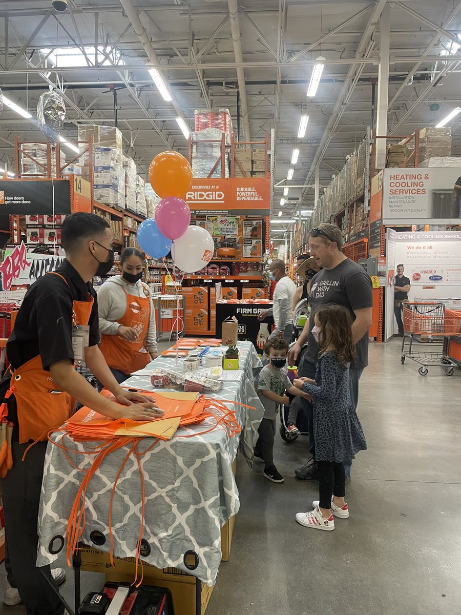 mayra_asds's tweet photo. Had a great time today welcoming everyone back to  the Kids Workshop today ❤️🧡💛💚#teammarina #team6611 #kidsworkshop #paccentral https://t.co/8DzZB8nYcT