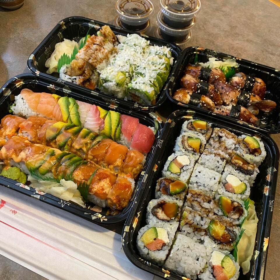 foodietechlab's tweet photo. [I Ate] A lot of sushi rolls #viral #trending #foodie #foodblogger #foodphotography #ff #tbt #ico https://t.co/khKCMergK1