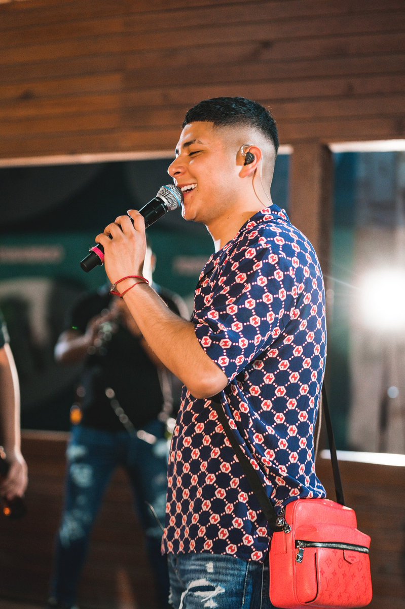 chatoomp's tweet photo. me gusta gozar la vida por eso vivo cantando 😆🎙 https://t.co/LeXb1lPSPS