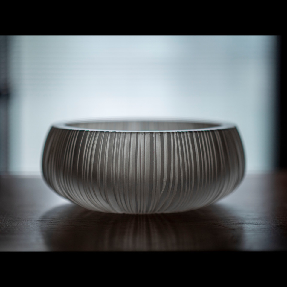FireSignature's tweet photo. Fine craftsmanship @firesignature and its attention to details.
{Available} #japandi crystal bowl, cut and carved by hand.
Explore more artwork >> firesignature com <<
.
.
.
.
#crystal #crystalbowl #luxuryhomedecor #luxurycraft  #glass #cristal #design #uniquepiece #coldworking https://t.co/e0mBLab9co