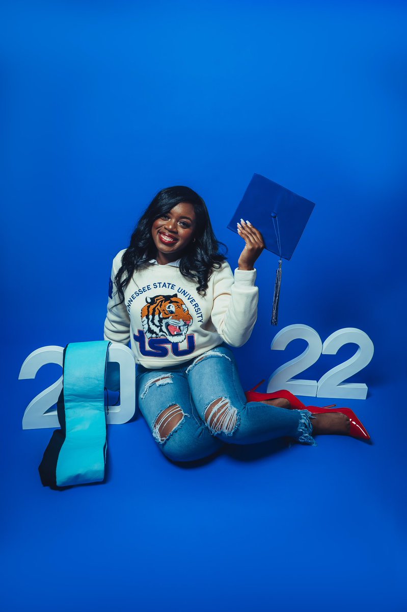 _nkayyy's tweet photo. I really got my Masters😩🎓 https://t.co/IS7YAUqE0x